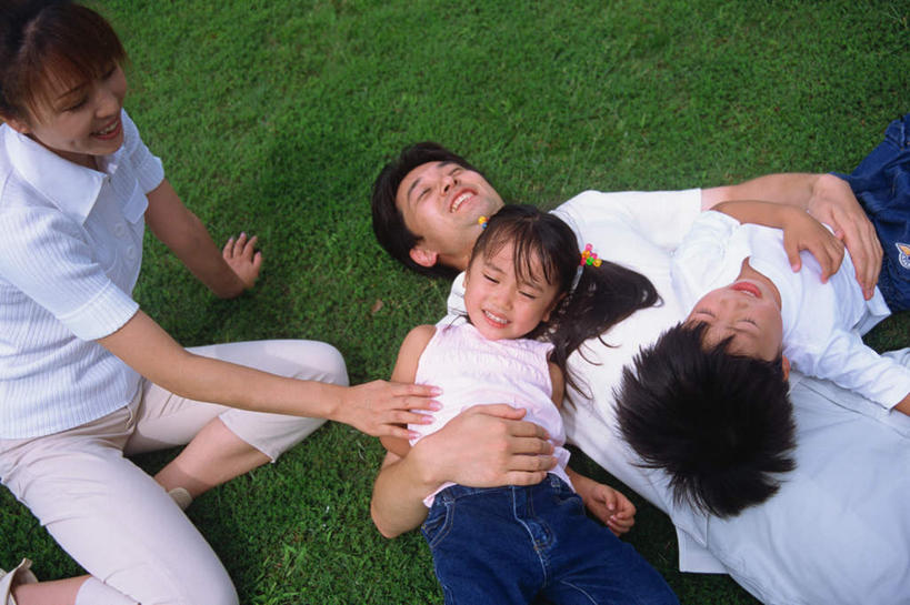 东方人,儿童,家庭,夫妻,母亲,父亲,女儿,儿子,坐,躺,抱,笑,微笑,露齿笑,横图,俯视,室外,白天,爱情,纯洁,草地,草坪,植物,亚洲,服装,浪漫,注视,休闲装,黄种人,草,树,树木,小孩,衣服,绿色,自然,观察,看,休闲,温暖,温馨,父女,父子,母女,母子,一家人,休闲服,恩爱,父爱,可爱,母爱,童年,童趣,恋人,服饰,生长,成长,抱着,观看,和睦,察看,搂着,关注,童真,烂漫,无邪,天真,男孩,男人,男性,年轻男性,年轻女性,女孩,女人,女性,亚洲人,孩子,年轻人,夫妇,情侣,搂,搂抱,躺着,坐着,半身,彩图,高角度拍摄,伴侣,融洽,男生,女生