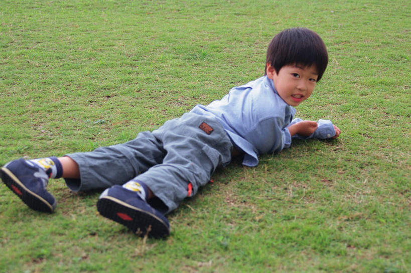 东方人,儿童,一个人,横图,俯视,室外,白天,纯洁,草地,草坪,植物,亚洲,仅一个男性,仅一个人,服装,注视,休闲装,黄种人,草,小孩,衣服,绿色,观察,看,趴着,仅一个小孩,休闲,休闲服,可爱,童年,童趣,服饰,观看,察看,关注,童真,烂漫,无邪,天真,男孩,男人,男性,亚洲人,孩子,趴,彩图,高角度拍摄,全身,男生