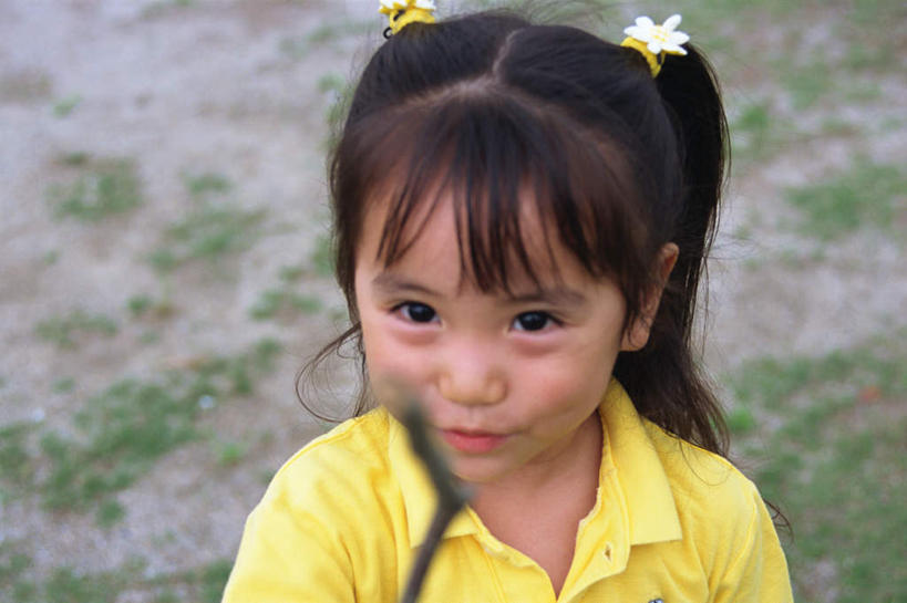 东方人,儿童,一个人,站,笑,微笑,横图,俯视,室外,白天,纯洁,草地,草坪,植物,亚洲,仅一个女性,仅一个人,服装,拿,拿着,注视,休闲装,黄种人,草,树枝,小孩,衣服,绿色,观察,看,站着,仅一个小孩,休闲,休闲服,可爱,童年,童趣,服饰,观看,察看,关注,童真,烂漫,无邪,天真,女孩,女人,女性,亚洲人,孩子,站立,半身,彩图,高角度拍摄,女生