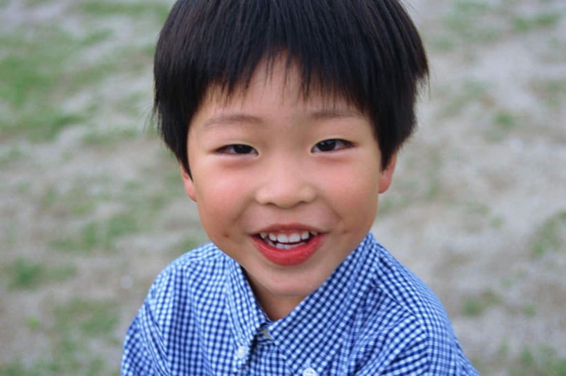 东方人,儿童,一个人,站,笑,微笑,露齿笑,横图,俯视,室外,白天,纯洁,草地,草坪,植物,亚洲,仅一个男性,仅一个人,服装,注视,休闲装,黄种人,草,小孩,衣服,绿色,观察,看,站着,仅一个小孩,休闲,休闲服,可爱,童年,童趣,服饰,观看,察看,关注,童真,烂漫,无邪,天真,男孩,男人,男性,亚洲人,孩子,半身,彩图,高角度拍摄,男生