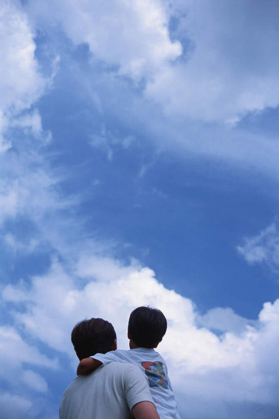 东方人,儿童,两个人,家庭,父亲,儿子,站,抱,竖图,室外,白天,仰视,纯洁,亚洲,云,云朵,云彩,注视,黄种人,小孩,蓝色,白云,蓝天,天空,天,观察,看,站着,温暖,温馨,父子,一家人,父爱,可爱,童年,童趣,抱着,观看,和睦,察看,搂着,关注,童真,烂漫,无邪,天真,男孩,男人,男性,年轻男性,亚洲人,孩子,年轻人,搂,搂抱,站立,半身,彩图,低角度拍摄,融洽,男生