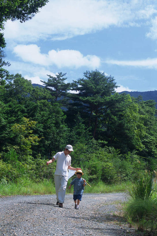东方人,儿童,两个人,家庭,父亲,儿子,站,竖图,室外,白天,正面,纯洁,森林,树林,植物,帽子,亚洲,戴,草帽,云,云朵,云彩,注视,黄种人,树,树木,小孩,蓝色,绿色,白云,蓝天,天空,自然,天,观察,看,站着,温暖,温馨,父子,一家人,父爱,可爱,童年,童趣,生长,成长,观看,戴着,和睦,察看,关注,童真,烂漫,无邪,天真,男孩,男人,男性,年轻男性,亚洲人,孩子,年轻人,站立,彩图,全身,融洽,男生