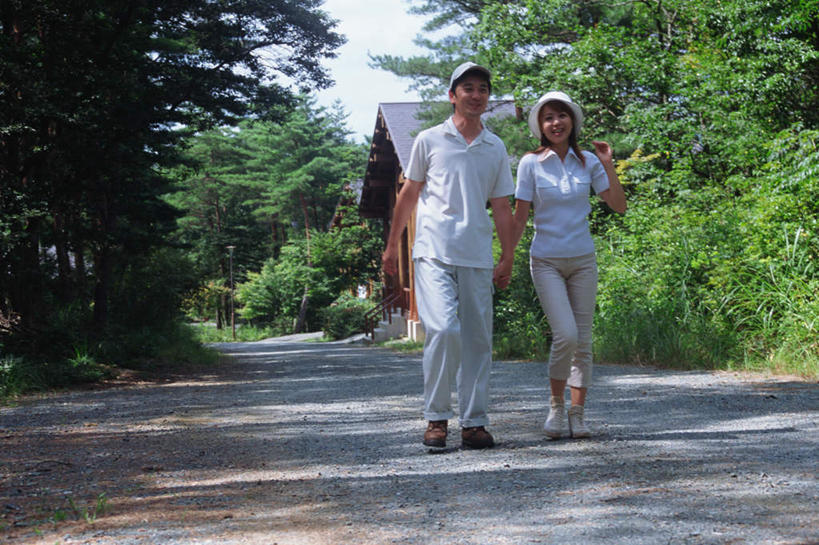 东方人,两个人,夫妻,站,走,横图,室外,白天,正面,爱情,森林,树林,植物,道路,路,公路,帽子,亚洲,戴,服装,交通,浪漫,注视,休闲装,黄种人,运动帽,树,树木,衣服,绿色,自然,观察,看,站着,休闲,休闲服,鸭舌帽,恩爱,恋人,服饰,生长,成长,观看,戴着,察看,关注,男人,男性,年轻男性,年轻女性,女人,女性,亚洲人,情侣,马路,步行,散步,站立,走路,彩图,全身,伴侣