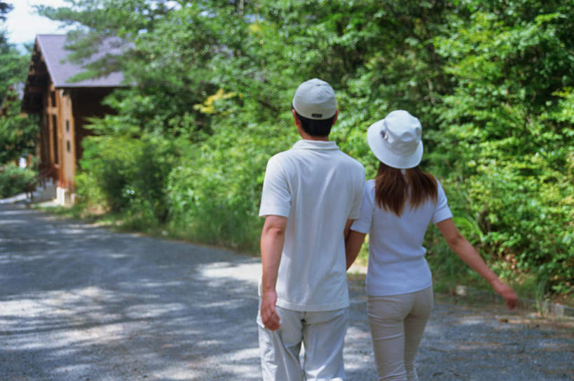 东方人,两个人,夫妻,站,走,横图,室外,白天,爱情,森林,树林,植物,道路,路,公路,帽子,亚洲,戴,服装,交通,浪漫,注视,休闲装,黄种人,运动帽,树,树木,背面,衣服,绿色,自然,观察,看,站着,休闲,休闲服,鸭舌帽,恩爱,恋人,服饰,生长,成长,观看,戴着,察看,关注,男人,男性,年轻男性,年轻女性,女人,女性,亚洲人,情侣,马路,步行,散步,站立,走路,半身,彩图,伴侣