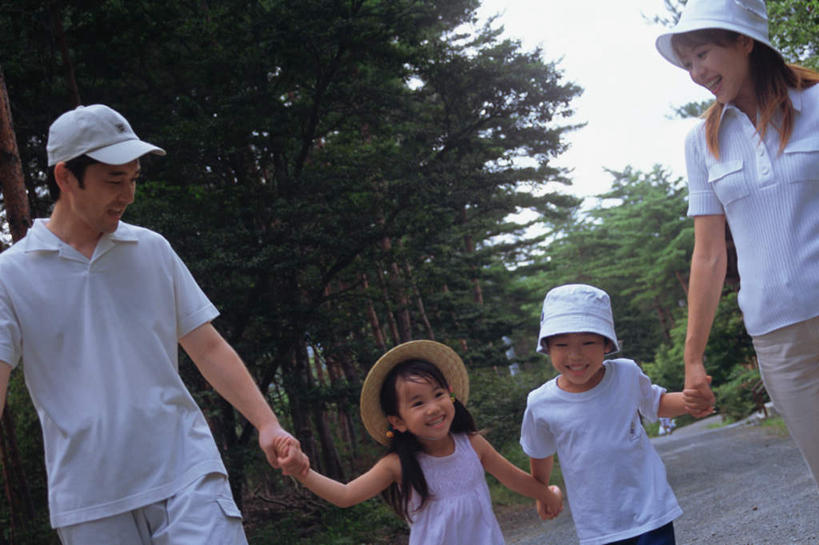 东方人,儿童,四个人,家庭,夫妻,母亲,父亲,女儿,儿子,站,握手,横图,室外,白天,正面,爱情,纯洁,森林,树林,植物,道路,路,公路,帽子,亚洲,戴,服装,交通,浪漫,注视,休闲装,黄种人,树,树木,小孩,衣服,绿色,自然,遮阳帽,观察,看,站着,休闲,温暖,温馨,父女,父子,母女,母子,一家人,休闲服,恩爱,父爱,可爱,母爱,童年,童趣,恋人,服饰,生长,成长,观看,戴着,和睦,察看,关注,童真,烂漫,无邪,天真,男孩,男人,男性,年轻男性,年轻女性,女孩,女人,女性,亚洲人,孩子,年轻人,夫妇,情侣,马路,搀手,拉手,手拉手,手握手,站立,半身,彩图,伴侣,融洽,男生,女生