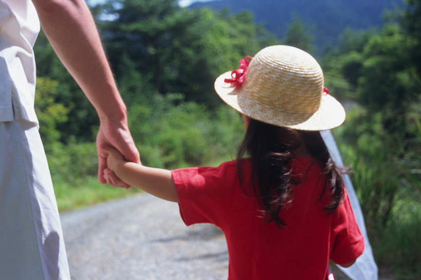 东方人,儿童,两个人,家庭,母亲,女儿,站,握手,横图,室外,白天,纯洁,森林,树林,植物,道路,路,亚洲,服装,小路,交通,注视,休闲装,黄种人,树,树木,小孩,背面,衣服,绿色,自然,观察,看,站着,休闲,温暖,温馨,母女,一家人,休闲服,可爱,母爱,童年,童趣,服饰,生长,成长,观看,和睦,察看,关注,童真,烂漫,无邪,天真,年轻女性,女孩,女人,女性,亚洲人,孩子,年轻人,搀手,拉手,手拉手,手握手,站立,半身,彩图,融洽,女生