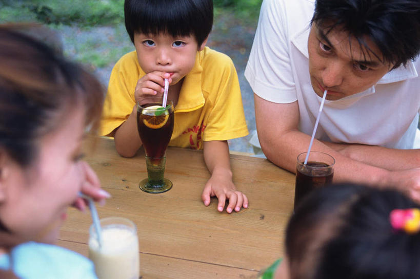 东方人,儿童,四个人,家庭,夫妻,母亲,父亲,女儿,儿子,坐,横图,俯视,室外,白天,爱情,纯洁,桌子,杯子,亚洲,服装,朦胧,模糊,高脚杯,红酒杯,浪漫,拿,拿着,注视,休闲装,黄种人,玻璃制品,小孩,衣服,酒杯,观察,看,休闲,温暖,温馨,父女,父子,母女,母子,一家人,休闲服,恩爱,父爱,可爱,母爱,童年,童趣,恋人,服饰,观看,和睦,察看,关注,童真,烂漫,无邪,天真,男孩,男人,男性,年轻男性,年轻女性,女孩,女人,女性,亚洲人,孩子,年轻人,夫妇,情侣,玻璃杯,坐着,半身,彩图,高角度拍摄,伴侣,融洽,男生,女生
