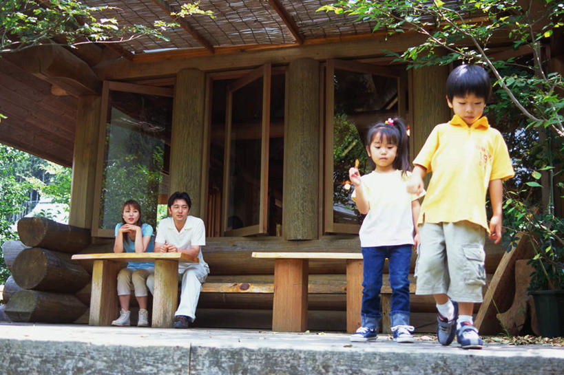 东方人,儿童,四个人,家庭,夫妻,母亲,父亲,女儿,儿子,站,坐,横图,室外,白天,正面,爱情,纯洁,植物,桌子,亚洲,服装,浪漫,注视,休闲装,黄种人,树,树木,小孩,衣服,绿色,自然,观察,看,站着,休闲,温暖,温馨,父女,父子,母女,母子,一家人,休闲服,恩爱,父爱,可爱,母爱,童年,童趣,恋人,服饰,生长,成长,观看,和睦,察看,关注,童真,烂漫,无邪,天真,男孩,男人,男性,年轻男性,年轻女性,女孩,女人,女性,亚洲人,孩子,年轻人,夫妇,情侣,坐着,彩图,全身,伴侣,融洽,男生,女生