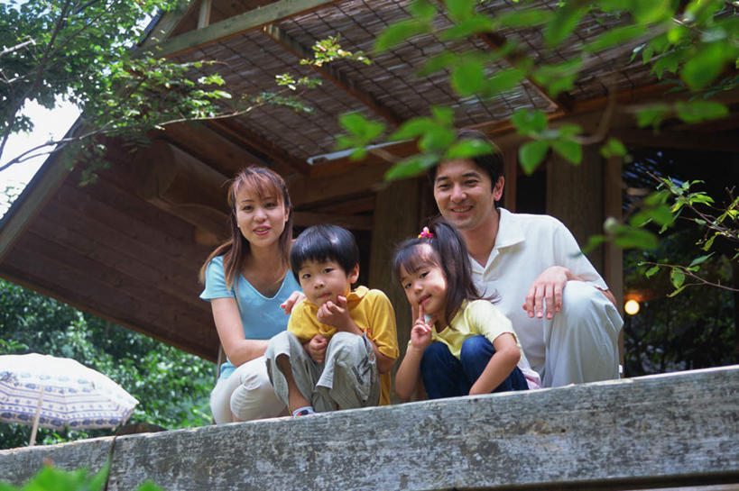 东方人,儿童,四个人,家庭,夫妻,母亲,父亲,女儿,儿子,蹲,笑,微笑,露齿笑,横图,室外,白天,仰视,爱情,纯洁,植物,叶子,亚洲,服装,枯叶,落叶,浪漫,注视,休闲装,黄种人,树,树木,小孩,衣服,绿色,自然,观察,看,休闲,温暖,温馨,父女,父子,母女,母子,一家人,休闲服,恩爱,父爱,可爱,母爱,童年,童趣,恋人,服饰,生长,成长,观看,和睦,察看,关注,童真,烂漫,无邪,天真,男孩,男人,男性,年轻男性,年轻女性,女孩,女人,女性,亚洲人,孩子,年轻人,夫妇,情侣,叶,叶片,蹲着,彩图,低角度拍摄,全身,伴侣,融洽,男生,女生