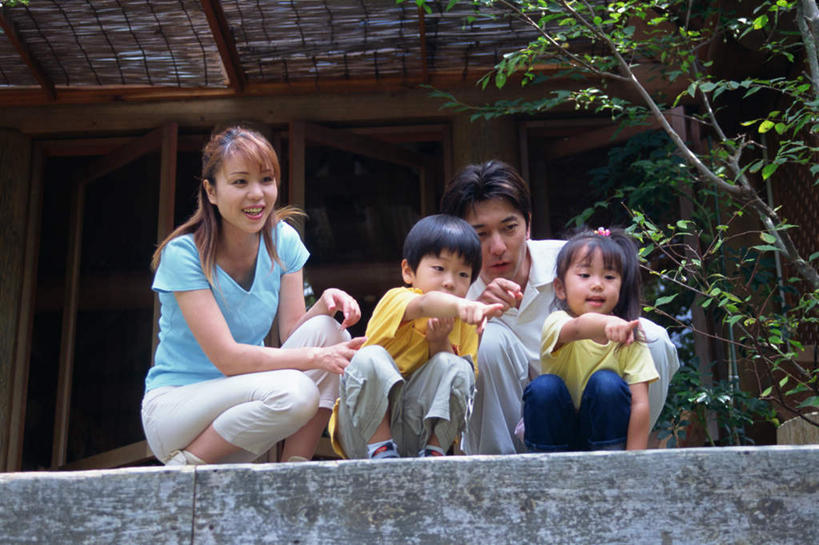 东方人,儿童,四个人,家庭,夫妻,母亲,父亲,女儿,儿子,蹲,笑,微笑,露齿笑,横图,室外,白天,仰视,爱情,纯洁,植物,叶子,亚洲,指,服装,枯叶,落叶,浪漫,注视,休闲装,黄种人,方向,树,树木,小孩,衣服,绿色,自然,观察,看,手势,休闲,温暖,温馨,父女,父子,母女,母子,一家人,休闲服,恩爱,父爱,可爱,母爱,童年,童趣,恋人,服饰,生长,成长,观看,和睦,察看,指向,关注,童真,烂漫,无邪,天真,男孩,男人,男性,年轻男性,年轻女性,女孩,女人,女性,亚洲人,孩子,年轻人,夫妇,情侣,叶,叶片,蹲着,彩图,低角度拍摄,全身,伴侣,融洽,男生,女生