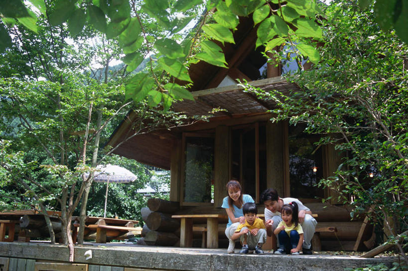 东方人,儿童,四个人,家庭,夫妻,母亲,父亲,女儿,儿子,蹲,笑,微笑,露齿笑,横图,室外,白天,正面,爱情,纯洁,植物,叶子,亚洲,服装,枯叶,落叶,浪漫,注视,休闲装,黄种人,树,树木,小孩,衣服,绿色,自然,观察,看,休闲,温暖,温馨,父女,父子,母女,母子,一家人,休闲服,恩爱,父爱,可爱,母爱,童年,童趣,恋人,服饰,生长,成长,观看,和睦,察看,关注,童真,烂漫,无邪,天真,男孩,男人,男性,年轻男性,年轻女性,女孩,女人,女性,亚洲人,孩子,年轻人,夫妇,情侣,叶,叶片,蹲着,彩图,全身,伴侣,融洽,男生,女生