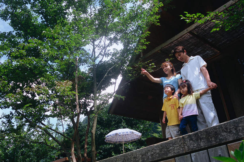 东方人,儿童,四个人,家庭,夫妻,母亲,父亲,女儿,儿子,家,站,横图,室外,白天,正面,爱情,纯洁,森林,树林,植物,亚洲,指,服装,房屋,屋子,浪漫,注视,休闲装,黄种人,方向,楼房,住宅,树,树木,小孩,衣服,绿色,自然,观察,看,手势,站着,休闲,温暖,温馨,父女,父子,母女,母子,一家人,休闲服,恩爱,父爱,可爱,母爱,童年,童趣,恋人,服饰,生长,成长,观看,和睦,察看,指向,关注,童真,烂漫,无邪,天真,男孩,男人,男性,年轻男性,年轻女性,女孩,女人,女性,亚洲人,孩子,年轻人,夫妇,情侣,彩图,全身,房子,伴侣,融洽,男生,女生