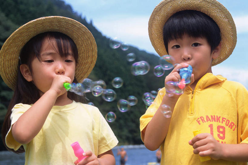 东方人,儿童,两个人,站,横图,室外,白天,仰视,游戏,植物,帽子,玩具,亚洲,戴,服装,草帽,云,云朵,拿,玩,云彩,拿着,注视,休闲装,黄种人,娱乐,树,树木,小孩,衣服,蓝色,绿色,白云,蓝天,天空,自然,泡泡,天,观察,看,站着,休闲,休闲服,益智,服饰,生长,成长,观看,活动,戴着,察看,发泄,关注,消遣,智力,宣泄,泡泡棒,男孩,男人,男性,女孩,女人,女性,亚洲人,孩子,玩耍,嬉戏,站立,半身,彩图,低角度拍摄,男生,女生