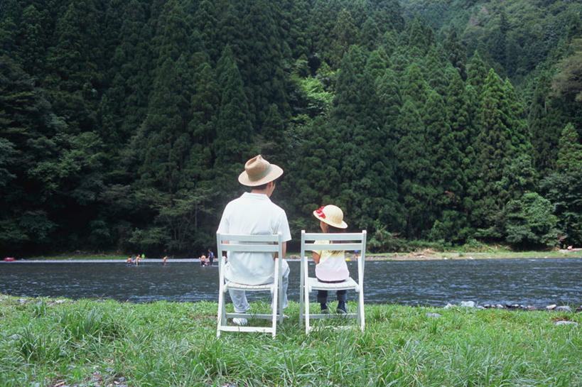 东方人,儿童,两个人,家庭,父亲,女儿,坐,横图,室外,白天,纯洁,草地,草坪,湖,湖泊,森林,树林,水,植物,帽子,椅子,亚洲,戴,服装,草帽,木椅,湖面,水流,水面,注视,休闲装,黄种人,草,树,树木,小孩,背面,衣服,绿色,自然,湖水,观察,看,休闲,温暖,温馨,父女,一家人,休闲服,父爱,可爱,童年,童趣,服饰,生长,成长,观看,戴着,和睦,察看,关注,童真,烂漫,无邪,天真,男人,男性,年轻男性,女孩,亚洲人,孩子,年轻人,坐着,彩图,全身,融洽,女生