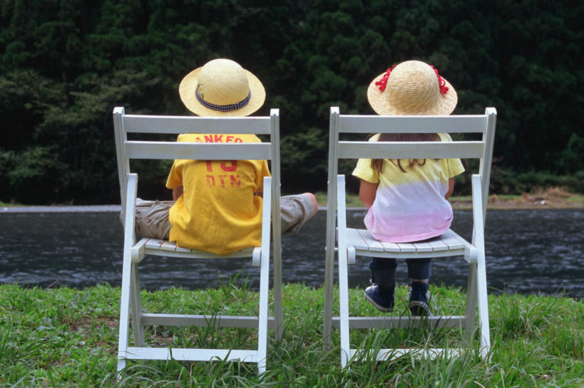 东方人,儿童,两个人,家庭,坐,横图,室外,白天,纯洁,草地,草坪,湖,湖泊,森林,树林,水,植物,帽子,椅子,亚洲,戴,服装,草帽,木椅,湖面,水流,水面,注视,休闲装,黄种人,草,树,树木,小孩,背面,衣服,绿色,自然,湖水,观察,看,休闲,温暖,温馨,一家人,休闲服,可爱,童年,童趣,服饰,生长,成长,观看,戴着,和睦,察看,关注,童真,烂漫,无邪,天真,男孩,男人,男性,女孩,女人,女性,亚洲人,孩子,坐着,彩图,全身,融洽,男生,女生