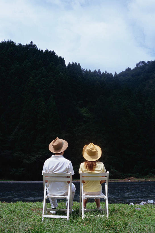 东方人,两个人,夫妻,坐,竖图,室外,白天,爱情,草地,草坪,湖,湖泊,森林,树林,水,植物,帽子,椅子,亚洲,戴,服装,木椅,湖面,水流,水面,云,云朵,浪漫,云彩,注视,休闲装,黄种人,草,树,树木,背面,衣服,蓝色,绿色,白云,蓝天,天空,自然,遮阳帽,湖水,天,观察,看,休闲,休闲服,恩爱,恋人,服饰,生长,成长,观看,戴着,察看,关注,男人,男性,年轻男性,年轻女性,女人,女性,亚洲人,情侣,坐着,彩图,全身,伴侣