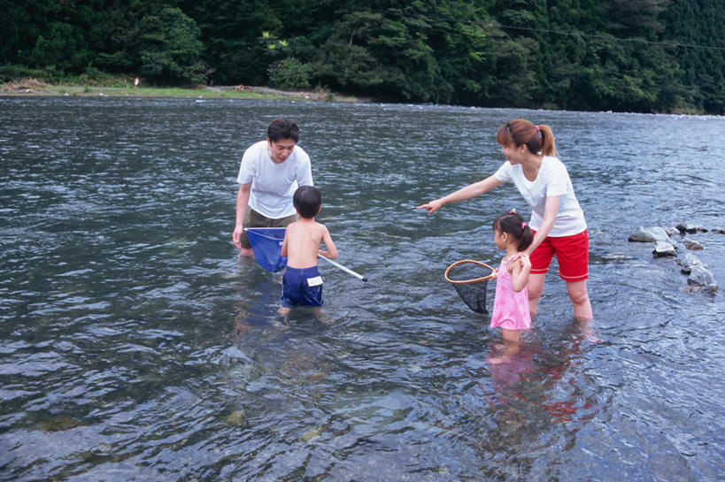 东方人,儿童,家庭,夫妻,母亲,父亲,女儿,儿子,站,横图,俯视,室外,白天,爱情,纯洁,湖,湖泊,水,植物,亚洲,服装,湖面,水流,水面,浪漫,拿,拿着,注视,休闲装,黄种人,树,树木,小孩,衣服,绿色,自然,湖水,观察,看,站着,休闲,温暖,温馨,父女,父子,母女,母子,一家人,休闲服,恩爱,父爱,可爱,母爱,童年,童趣,恋人,服饰,生长,渔网,成长,观看,渔具,和睦,察看,关注,抓捕,捕捞,鱼网,童真,烂漫,无邪,拉网,捕捞工具,天真,男孩,男人,男性,年轻男性,年轻女性,女孩,女人,女性,亚洲人,孩子,年轻人,夫妇,情侣,站立,彩图,高角度拍摄,全身,伴侣,融洽,男生,女生