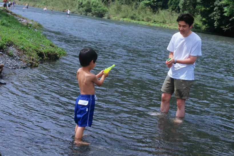 东方人,儿童,两个人,家庭,父亲,儿子,站,横图,俯视,室外,白天,纯洁,湖,湖泊,森林,树林,水,植物,亚洲,湖面,水流,水面,拿,拿着,注视,黄种人,树,树木,小孩,绿色,自然,湖水,观察,看,站着,温暖,温馨,父子,一家人,父爱,可爱,童年,童趣,生长,成长,观看,水枪,和睦,察看,关注,童真,烂漫,无邪,天真,男孩,男人,男性,年轻男性,亚洲人,孩子,年轻人,站立,半身,彩图,高角度拍摄,融洽,男生