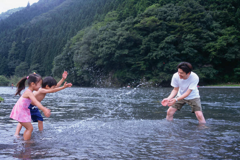 东方人,儿童,三个人,家庭,父亲,女儿,儿子,站,横图,室外,白天,侧面,纯洁,湖,湖泊,树林,水,植物,亚洲,弯腰,飞溅,服装,溅,液体,湖面,水流,水面,云,云朵,拿,云彩,拿着,注视,休闲装,黄种人,裸露,树,树木,小孩,衣服,蓝色,绿色,白云,蓝天,天空,自然,湖水,天,观察,看,站着,休闲,温暖,温馨,父女,父子,一家人,休闲服,父爱,可爱,童年,童趣,服饰,生长,成长,观看,水枪,和睦,察看,关注,喷洒,裸,童真,烂漫,无邪,弯身,天真,男孩,男人,男性,年轻男性,女孩,女人,女性,亚洲人,孩子,年轻人,站立,彩图,全身,融洽,男生,女生