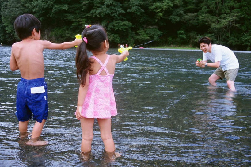 东方人,儿童,背部,三个人,家庭,父亲,女儿,儿子,站,横图,室外,白天,正面,纯洁,湖,湖泊,树林,水,植物,亚洲,飞溅,服装,溅,液体,湖面,水流,水面,云,云朵,拿,云彩,拿着,注视,休闲装,黄种人,裸露,树,树木,小孩,衣服,蓝色,绿色,白云,蓝天,天空,自然,湖水,天,观察,看,站着,休闲,温暖,温馨,父女,父子,一家人,休闲服,父爱,可爱,童年,童趣,服饰,生长,成长,观看,水枪,和睦,察看,关注,喷洒,裸,童真,烂漫,无邪,天真,男孩,男人,男性,年轻男性,女孩,女人,女性,亚洲人,孩子,年轻人,站立,彩图,全身,融洽,男生,女生