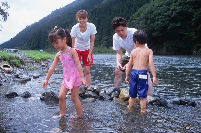 东方人,儿童,四个人,家庭,夫妻,母亲,父亲,女儿,儿子,站,走,横图,室外,白天,正面,爱情,纯洁,湖,湖泊,石头,水,植物,亚洲,服装,石子,湖面,水流,水面,浪漫,注视,休闲装,黄种人,树,树木,小孩,衣服,绿色,自然,湖水,观察,看,站着,休闲,温暖,温馨,父女,父子,母女,母子,一家人,休闲服,恩爱,父爱,可爱,母爱,童年,童趣,恋人,服饰,生长,成长,观看,和睦,察看,关注,童真,烂漫,无邪,天真,男孩,男人,男性,年轻男性,年轻女性,女孩,女人,女性,亚洲人,孩子,年轻人,夫妇,情侣,石块,岩石,步行,散步,站立,走路,彩图,全身,伴侣,融洽,男生,女生