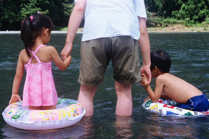 东方人,儿童,三个人,家庭,父亲,女儿,儿子,站,握手,横图,室外,白天,纯洁,湖,湖泊,森林,树林,水,植物,亚洲,服装,救生圈,湖面,水流,水面,拿,拿着,注视,休闲装,黄种人,树,树木,小孩,背面,衣服,绿色,自然,游泳圈,湖水,观察,看,站着,休闲,温暖,温馨,父女,父子,一家人,休闲服,父爱,可爱,童年,童趣,服饰,生长,成长,观看,和睦,察看,关注,童真,烂漫,无邪,天真,男孩,男人,男性,年轻男性,女孩,女人,女性,亚洲人,孩子,年轻人,搀手,拉手,手拉手,手握手,站立,半身,彩图,融洽,男生,女生
