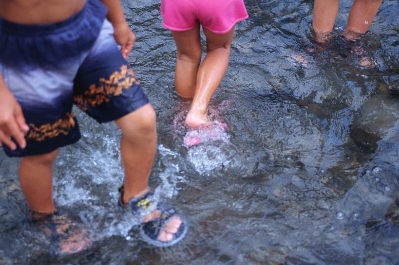 东方人,儿童,三个人,家庭,父亲,女儿,儿子,站,横图,俯视,室外,白天,纯洁,湖,湖泊,水,亚洲,服装,湖面,水流,水面,注视,休闲装,黄种人,小孩,衣服,湖水,观察,看,站着,休闲,温暖,温馨,父女,父子,一家人,休闲服,父爱,可爱,童年,童趣,服饰,观看,和睦,察看,关注,童真,烂漫,无邪,天真,男孩,男人,男性,年轻男性,女孩,女人,女性,亚洲人,孩子,年轻人,站立,半身,彩图,高角度拍摄,融洽,男生,女生