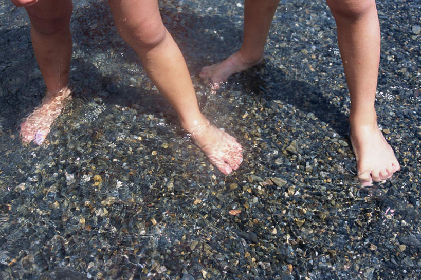 东方人,儿童,脚,脚趾,脚趾甲,两个人,家庭,站,横图,俯视,室外,白天,纯洁,湖,湖泊,水,亚洲,服装,湖面,水流,水面,注视,休闲装,黄种人,小孩,衣服,湖水,观察,看,站着,休闲,温暖,温馨,一家人,休闲服,可爱,童年,童趣,服饰,观看,和睦,察看,关注,童真,烂漫,无邪,天真,男孩,男人,男性,女孩,女人,女性,亚洲人,孩子,脚指甲,站立,半身,彩图,高角度拍摄,融洽,男生,女生