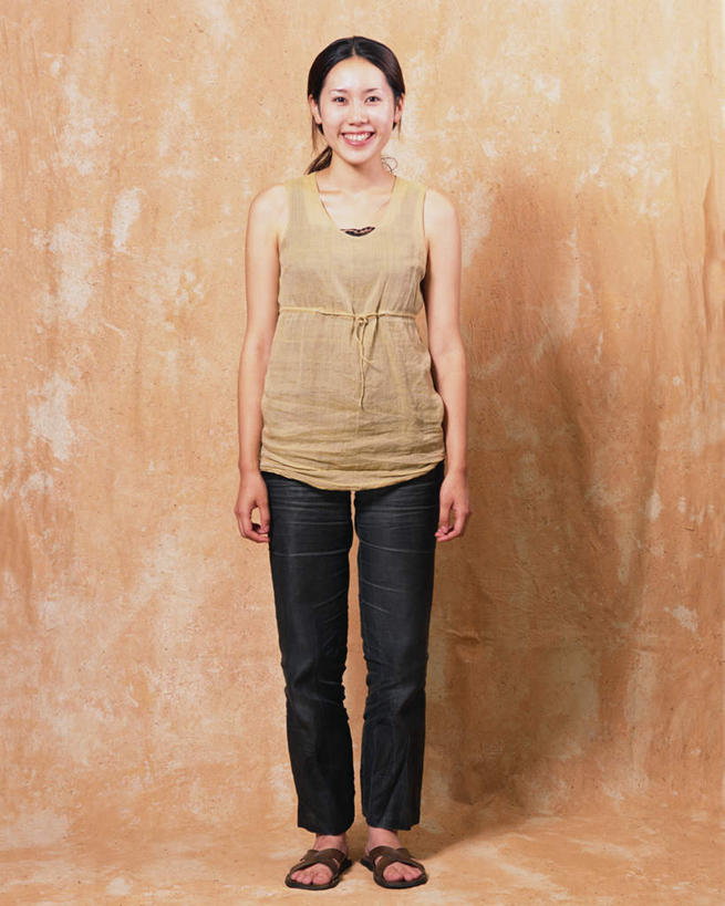 东方人,一个人,站,笑,微笑,露齿笑,竖图,室内,白天,正面,亚洲,仅一个年轻女性,仅一个女性,仅一个人,黄色背景,服装,注视,休闲装,黄种人,衣服,观察,看,站着,休闲,休闲服,摄影,服饰,影棚,观看,察看,关注,年轻女性,女人,女性,亚洲人,彩图,全身,影棚拍摄,拍摄