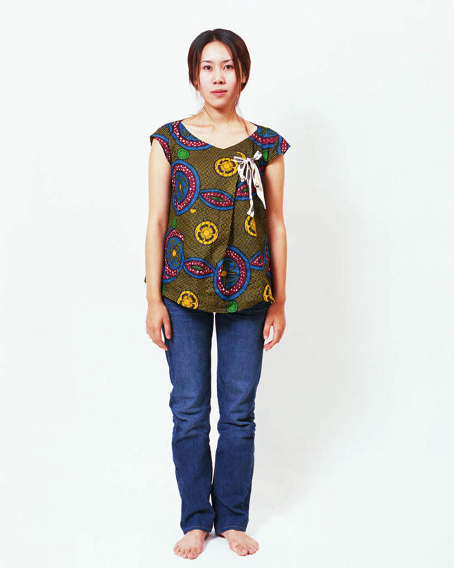 东方人,一个人,站,笑,微笑,竖图,室内,白天,白色背景,正面,亚洲,仅一个年轻女性,仅一个女性,仅一个人,服装,注视,休闲装,黄种人,衣服,观察,看,站着,休闲,休闲服,摄影,服饰,影棚,观看,察看,关注,年轻女性,女人,女性,亚洲人,彩图,全身,影棚拍摄,拍摄