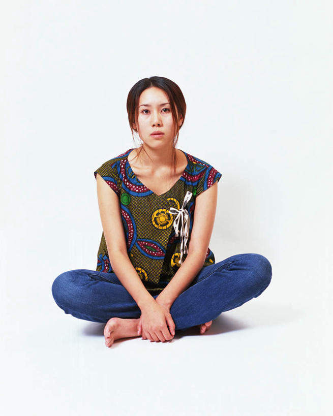 东方人,一个人,坐,笑,盘腿,微笑,竖图,室内,白天,白色背景,正面,亚洲,仅一个年轻女性,仅一个女性,仅一个人,服装,注视,休闲装,黄种人,衣服,观察,看,休闲,休闲服,摄影,服饰,影棚,观看,察看,关注,年轻女性,女人,女性,亚洲人,盘腿而坐,盘膝,盘着腿的,盘着腿坐,双腿交叉,坐着,彩图,全身,影棚拍摄,拍摄