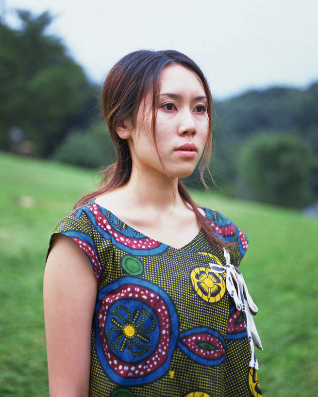 东方人,一个人,站,笑,微笑,竖图,室外,白天,正面,草地,草坪,植物,亚洲,仅一个年轻女性,仅一个女性,仅一个人,服装,云,云朵,云彩,注视,休闲装,黄种人,草,树,树木,衣服,绿色,白云,自然,观察,看,站着,休闲,休闲服,服饰,生长,成长,观看,察看,关注,年轻女性,女人,女性,亚洲人,半身,彩图