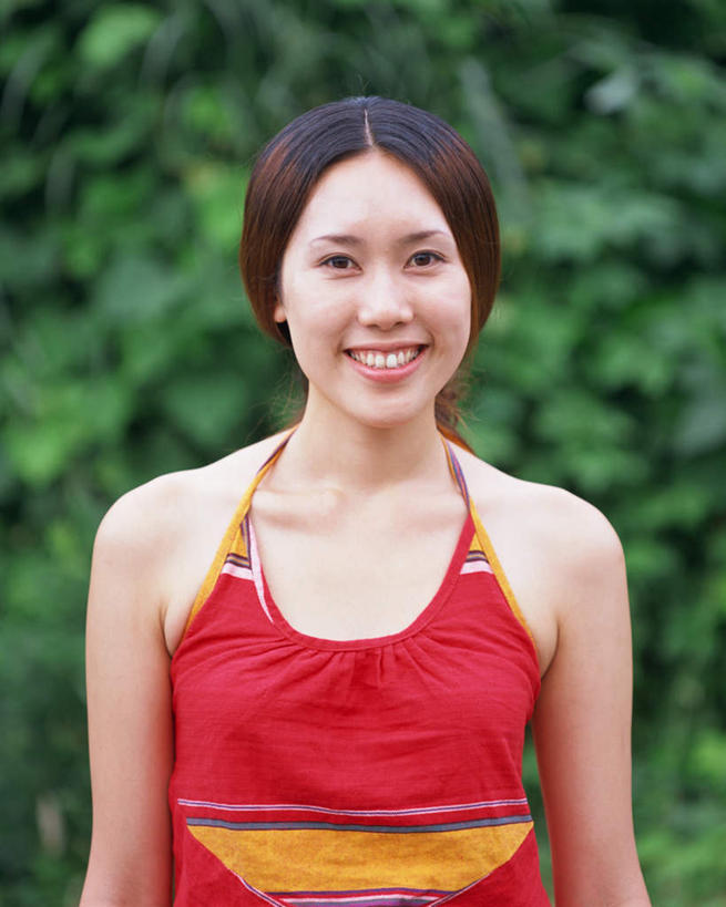 东方人,一个人,站,笑,微笑,露齿笑,竖图,室外,白天,正面,植物,亚洲,仅一个年轻女性,仅一个女性,仅一个人,服装,注视,休闲装,黄种人,树,树木,衣服,绿色,自然,观察,看,站着,休闲,休闲服,服饰,生长,成长,观看,察看,关注,年轻女性,女人,女性,亚洲人,半身,彩图