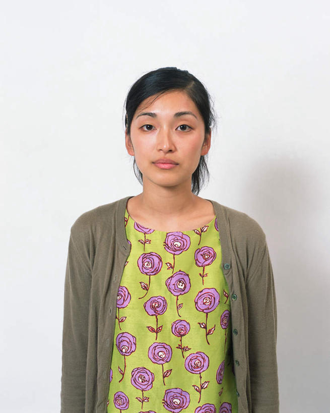 东方人,一个人,站,笑,微笑,竖图,室内,白天,白色背景,正面,亚洲,仅一个年轻女性,仅一个女性,仅一个人,服装,注视,休闲装,黄种人,衣服,观察,看,站着,休闲,休闲服,摄影,服饰,影棚,观看,察看,关注,年轻女性,女人,女性,亚洲人,彩图,全身,影棚拍摄,拍摄