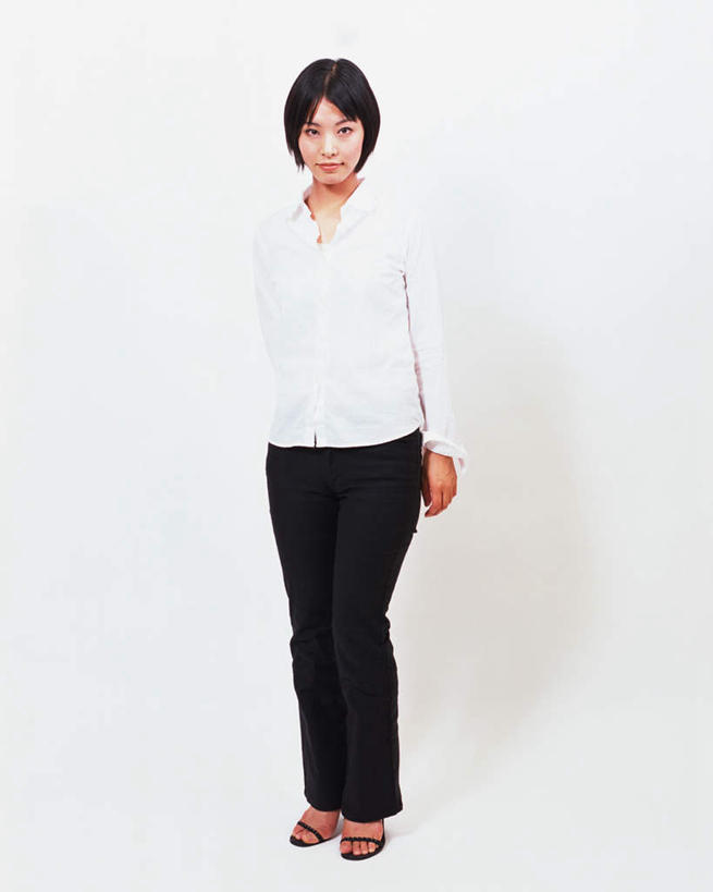 东方人,一个人,站,笑,微笑,竖图,室内,白天,白色背景,正面,亚洲,仅一个年轻女性,仅一个女性,仅一个人,服装,注视,休闲装,黄种人,衣服,观察,看,站着,休闲,休闲服,摄影,服饰,影棚,观看,察看,关注,年轻女性,女人,女性,亚洲人,彩图,全身,影棚拍摄,拍摄