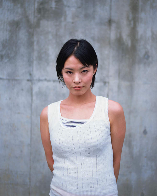 东方人,一个人,站,笑,微笑,竖图,室外,白天,正面,亚洲,仅一个年轻女性,仅一个女性,仅一个人,服装,墙,注视,休闲装,黄种人,墙壁,墙面,衣服,观察,看,站着,休闲,休闲服,服饰,观看,察看,关注,背手,年轻女性,女人,女性,亚洲人,半身,彩图