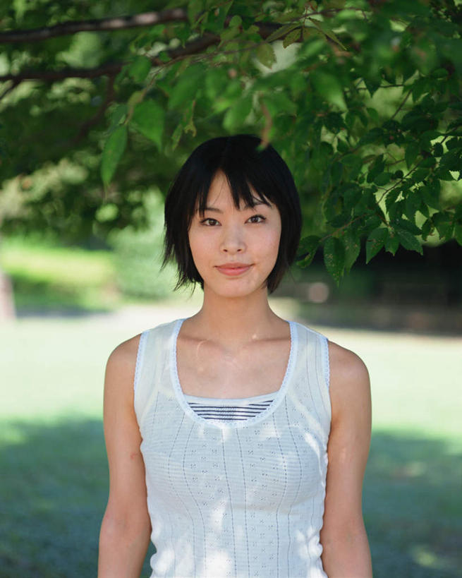 东方人,一个人,站,笑,微笑,竖图,室外,白天,正面,草地,草坪,植物,亚洲,仅一个年轻女性,仅一个女性,仅一个人,服装,注视,休闲装,黄种人,草,树,树木,衣服,绿色,自然,观察,看,站着,休闲,休闲服,服饰,生长,成长,观看,察看,关注,年轻女性,女人,女性,亚洲人,半身,彩图