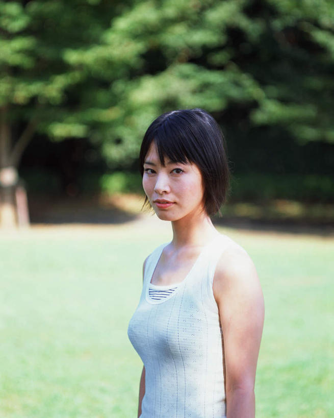 东方人,一个人,站,笑,微笑,竖图,室外,白天,正面,草地,草坪,植物,亚洲,仅一个年轻女性,仅一个女性,仅一个人,服装,注视,休闲装,黄种人,草,树,树木,衣服,绿色,自然,观察,看,站着,休闲,休闲服,服饰,生长,成长,观看,察看,关注,年轻女性,女人,女性,亚洲人,半身,彩图