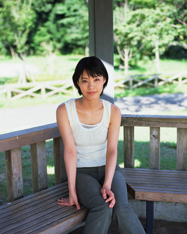 东方人,一个人,坐,笑,微笑,竖图,室外,白天,正面,草地,草坪,植物,亚洲,仅一个年轻女性,仅一个女性,仅一个人,服装,注视,休闲装,黄种人,草,树,树木,衣服,绿色,自然,观察,看,休闲,休闲服,服饰,生长,成长,观看,察看,关注,年轻女性,女人,女性,亚洲人,坐着,半身,彩图