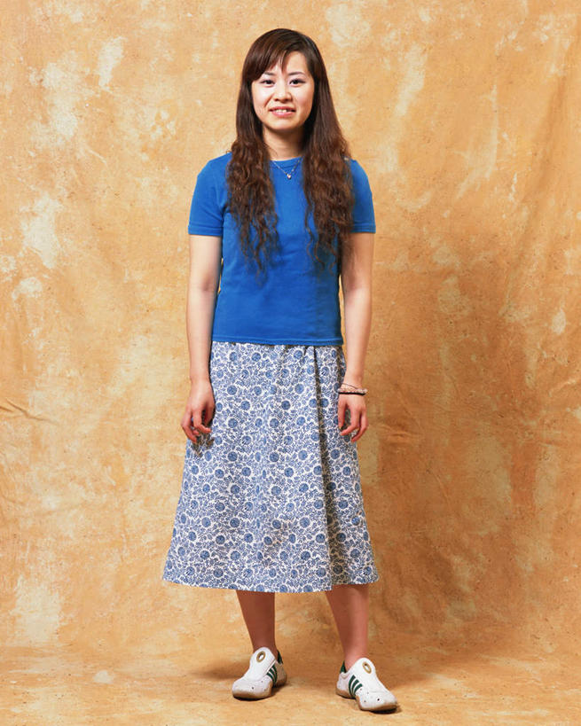 东方人,一个人,站,笑,微笑,露齿笑,竖图,室内,白天,正面,亚洲,仅一个年轻女性,仅一个女性,仅一个人,黄色背景,服装,注视,休闲装,黄种人,衣服,观察,看,站着,休闲,休闲服,摄影,服饰,影棚,观看,察看,关注,年轻女性,女人,女性,亚洲人,彩图,全身,影棚拍摄,拍摄