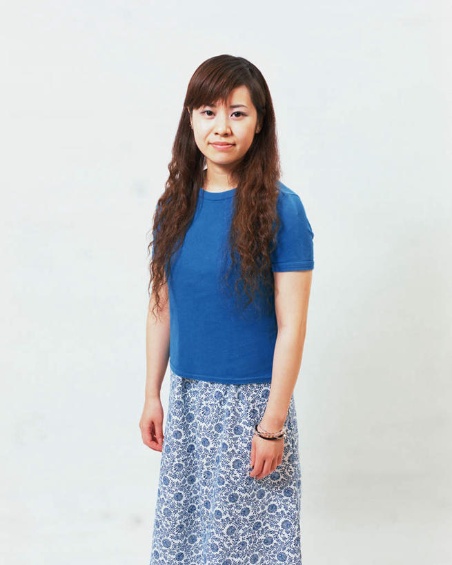 东方人,一个人,站,笑,微笑,竖图,室内,白天,白色背景,正面,亚洲,仅一个年轻女性,仅一个女性,仅一个人,服装,注视,休闲装,黄种人,衣服,观察,看,站着,休闲,休闲服,摄影,服饰,影棚,观看,察看,关注,年轻女性,女人,女性,亚洲人,半身,彩图,影棚拍摄,拍摄