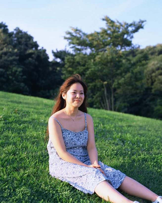 东方人,一个人,坐,笑,微笑,露齿笑,竖图,室外,白天,正面,草地,草坪,植物,亚洲,仅一个年轻女性,仅一个女性,仅一个人,服装,云,云朵,云彩,注视,休闲装,黄种人,草,树,树木,衣服,蓝色,绿色,白云,蓝天,天空,自然,天,观察,看,休闲,休闲服,服饰,生长,成长,观看,察看,关注,年轻女性,女人,女性,亚洲人,坐着,半身,彩图