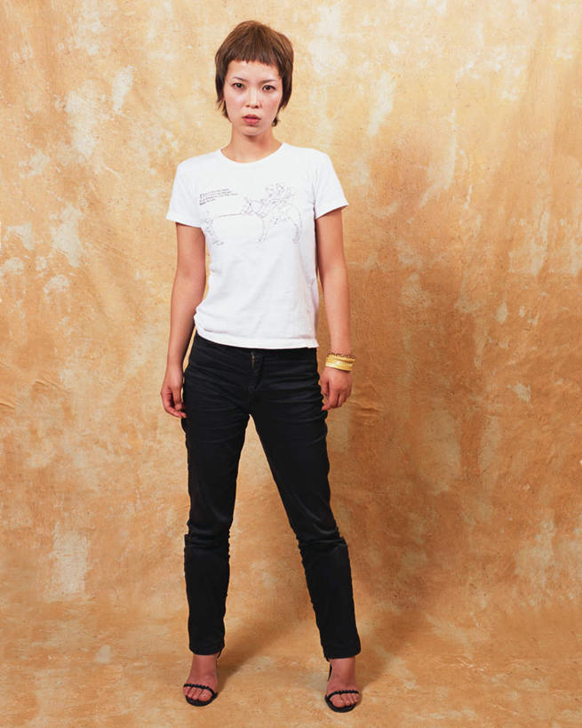 东方人,一个人,站,笑,微笑,露齿笑,竖图,室内,白天,正面,亚洲,仅一个年轻女性,仅一个女性,仅一个人,黄色背景,服装,注视,休闲装,黄种人,衣服,观察,看,站着,休闲,休闲服,摄影,服饰,影棚,观看,察看,关注,年轻女性,女人,女性,亚洲人,彩图,全身,影棚拍摄,拍摄