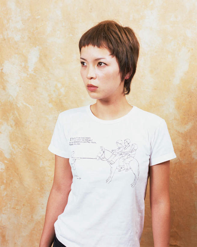 东方人,一个人,站,笑,微笑,竖图,室内,白天,正面,亚洲,仅一个年轻女性,仅一个女性,仅一个人,黄色背景,服装,注视,休闲装,黄种人,衣服,观察,看,站着,休闲,休闲服,摄影,服饰,影棚,观看,察看,关注,年轻女性,女人,女性,亚洲人,彩图,全身,影棚拍摄,拍摄