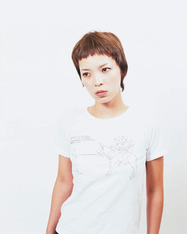 东方人,一个人,站,笑,微笑,竖图,室内,白天,白色背景,正面,亚洲,仅一个年轻女性,仅一个女性,仅一个人,服装,注视,休闲装,黄种人,衣服,观察,看,站着,休闲,休闲服,摄影,服饰,影棚,观看,察看,关注,年轻女性,女人,女性,亚洲人,半身,彩图,影棚拍摄,拍摄