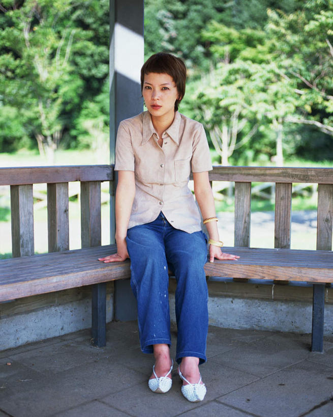 东方人,一个人,坐,竖图,室外,白天,正面,树林,植物,椅子,亚洲,仅一个年轻女性,仅一个女性,仅一个人,服装,木椅,注视,休闲装,黄种人,树,树木,衣服,绿色,自然,观察,看,休闲,休闲服,服饰,生长,成长,观看,察看,关注,年轻女性,女人,女性,亚洲人,坐着,彩图,全身