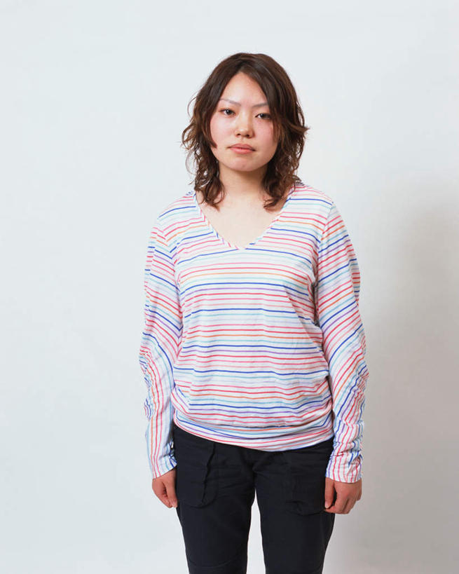 东方人,一个人,站,笑,微笑,竖图,室内,白天,白色背景,正面,亚洲,仅一个年轻女性,仅一个女性,仅一个人,服装,注视,休闲装,黄种人,衣服,观察,看,站着,休闲,休闲服,摄影,服饰,影棚,观看,察看,关注,年轻女性,女人,女性,亚洲人,半身,彩图,影棚拍摄,拍摄