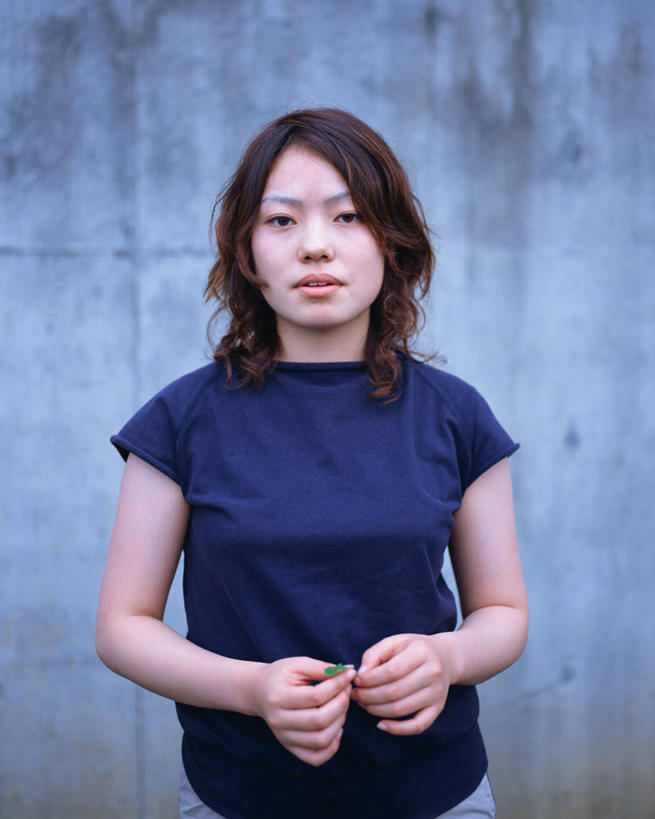 东方人,一个人,站,笑,微笑,竖图,室外,白天,正面,亚洲,仅一个年轻女性,仅一个女性,仅一个人,服装,墙,注视,休闲装,黄种人,墙壁,墙面,衣服,观察,看,站着,休闲,休闲服,服饰,观看,察看,关注,年轻女性,女人,女性,亚洲人,半身,彩图