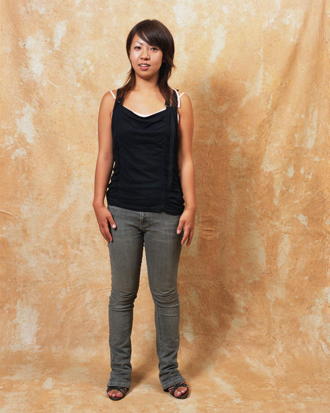 东方人,一个人,站,笑,微笑,露齿笑,竖图,室内,白天,正面,亚洲,仅一个年轻女性,仅一个女性,仅一个人,黄色背景,服装,注视,休闲装,黄种人,衣服,观察,看,站着,休闲,休闲服,摄影,服饰,影棚,观看,察看,关注,年轻女性,女人,女性,亚洲人,彩图,全身,影棚拍摄,拍摄