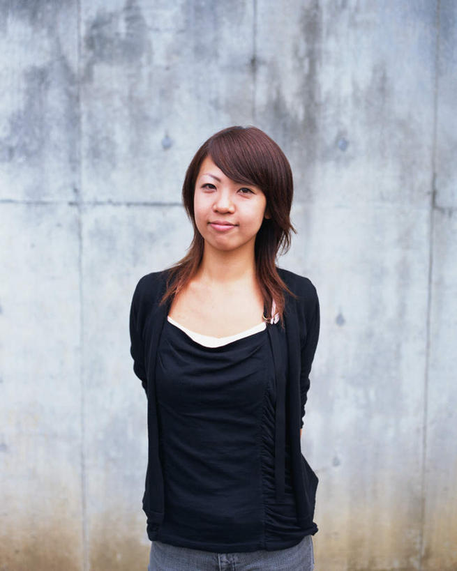 东方人,一个人,站,笑,微笑,竖图,室外,白天,正面,亚洲,仅一个年轻女性,仅一个女性,仅一个人,服装,墙,注视,休闲装,黄种人,墙壁,墙面,衣服,观察,看,站着,休闲,休闲服,服饰,观看,察看,关注,年轻女性,女人,女性,亚洲人,半身,彩图